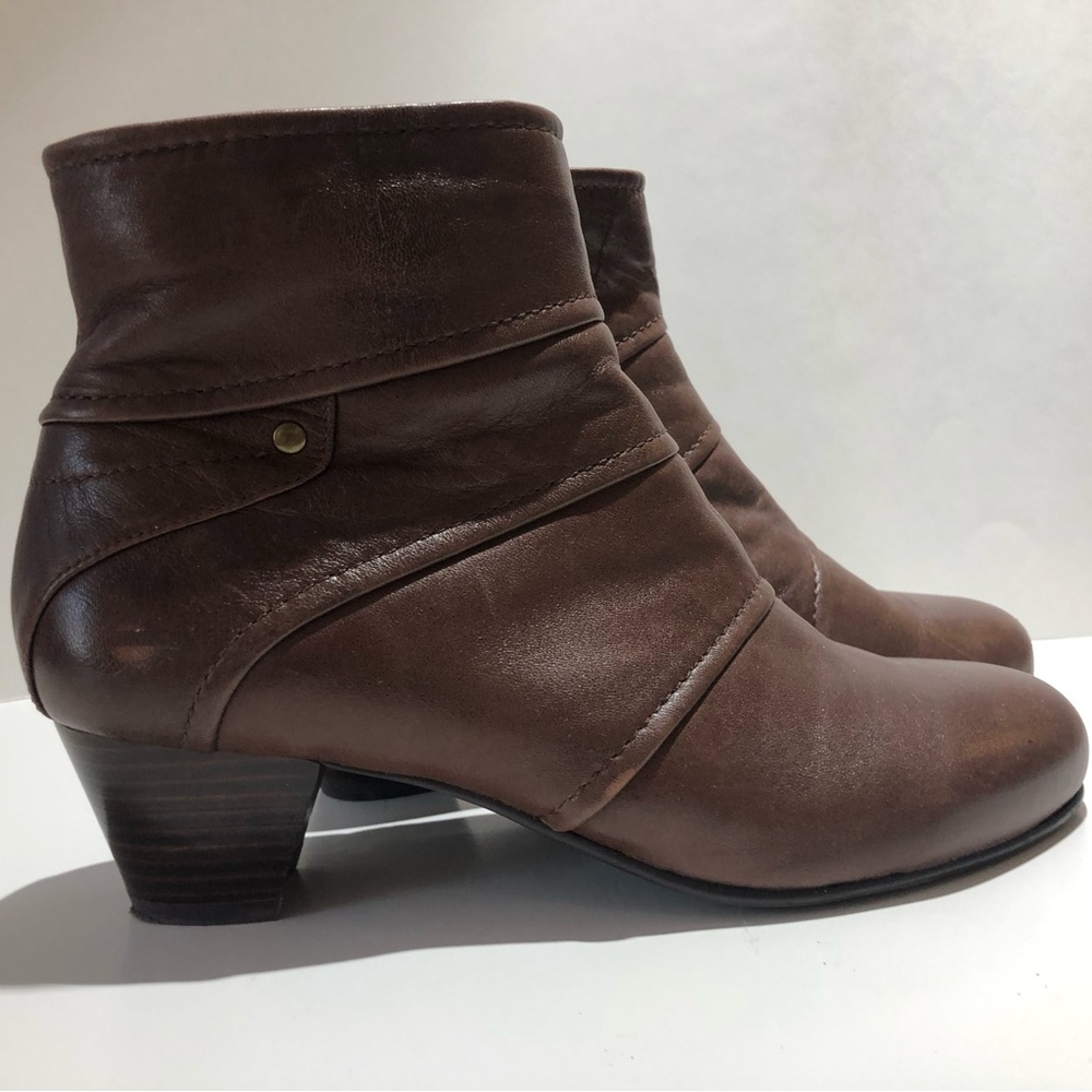 David Tate 9.5 brown leather ankle boots.